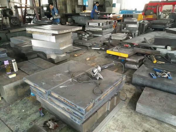 水泥路沿石钢模具图片_路平石钢模具_北京模具钢高价回收