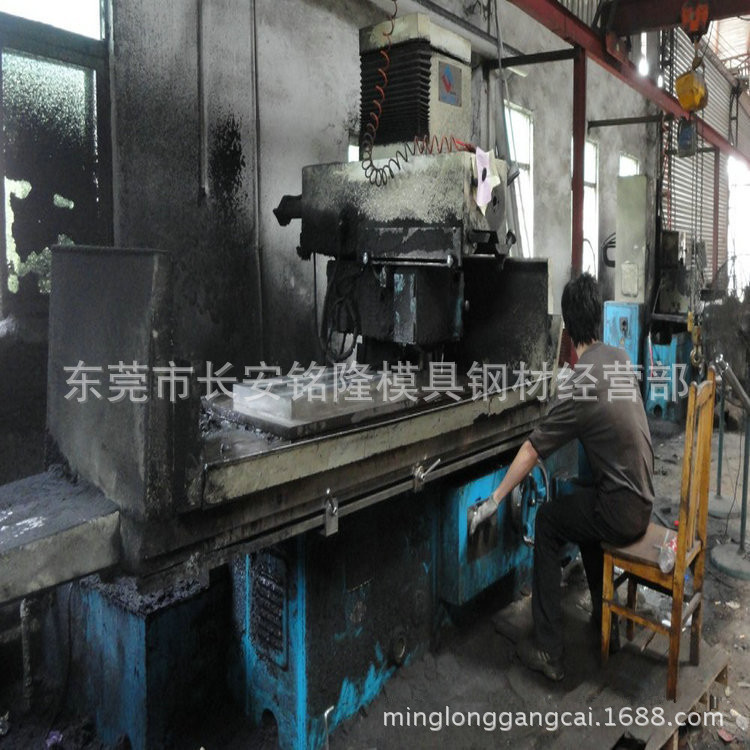 水泥路沿石钢模具图片_路平石钢模具_北京模具钢高价回收
