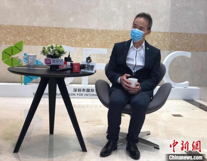 图为王石接受采访。　朱族英 摄