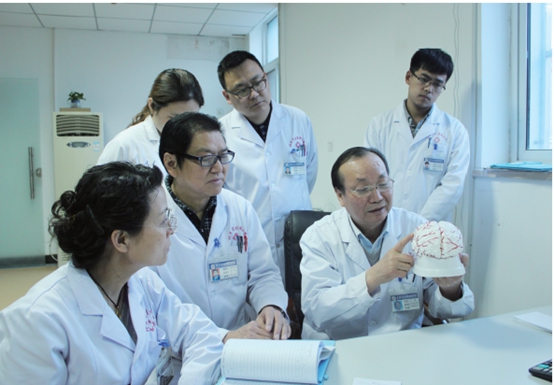 心理咨询师与心理医生_心理催眠术:如何成为一名专业心理催眠师_心理医生