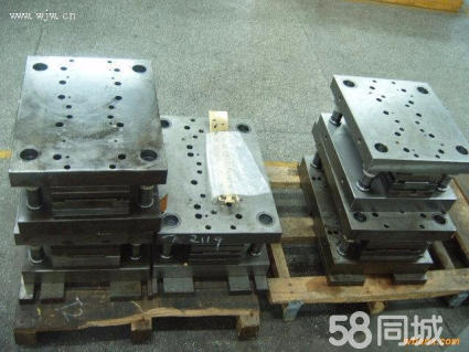 水泥路沿石钢模具图片_昆明模具钢回收公司_水泥路沿石钢模具