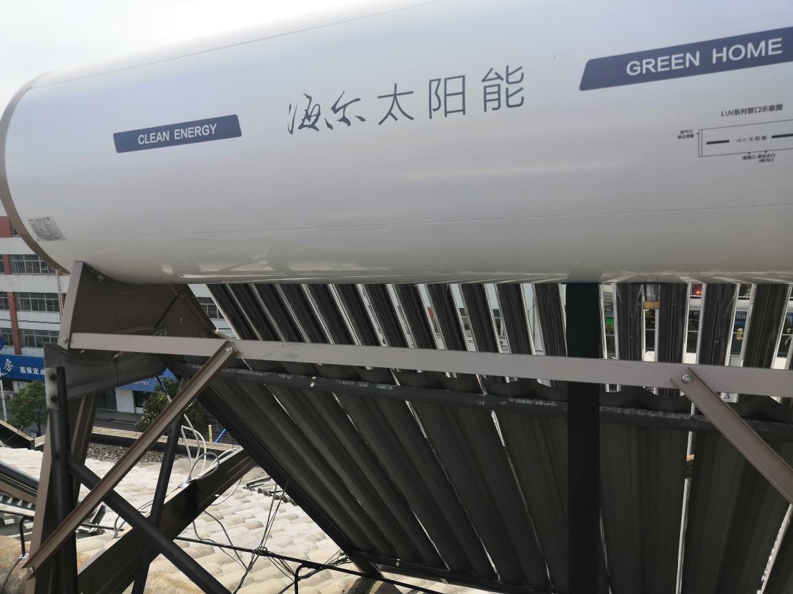 杭州太阳能热水器杭州某住宅区的太阳能热水器已成为装饰品被100多个