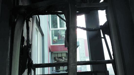 阳台窗户、墙体、顶棚等区域都已经被烧黑。图片由受访者提供