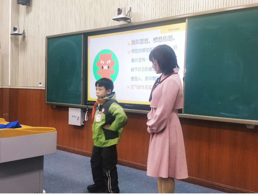 （图：遵义市文化小学二年级的学生正在表演自己生气时的表情）