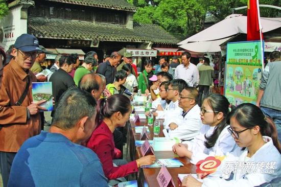 昨天，市精卫中心10余位精神心理专家来到惠山古镇，开展“义诊宣传活动”，免费为市民提供心理咨询、测查、评估与指导，并向市民赠送精神卫生健康科普书籍。