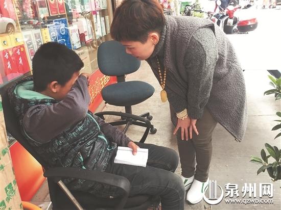 在心理老师的开导下，“八哥”流下了眼泪。