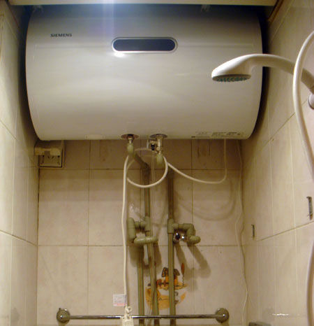 飞羽热水龙头漏水怎样维修视屏_青岛统帅热水器维修_斯帝博热水器官网维修