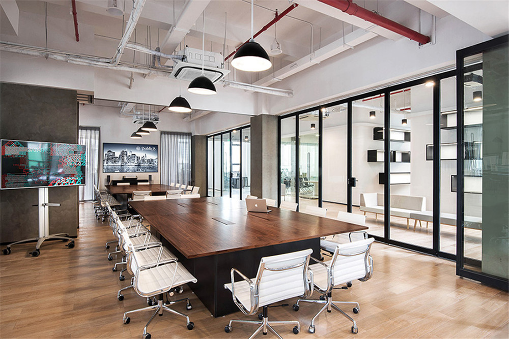 上海办公室有人办公照片_长春办公室装修公司价格_108平米3室1厅装修设计图