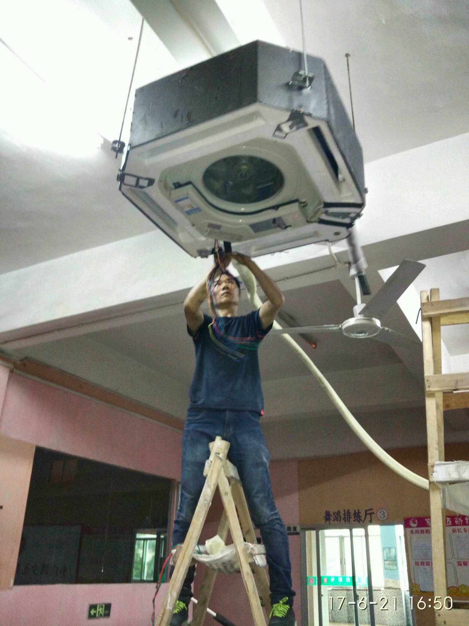 深圳志高空调移机_空调怎样移机_西安大金空调拆装移机公司